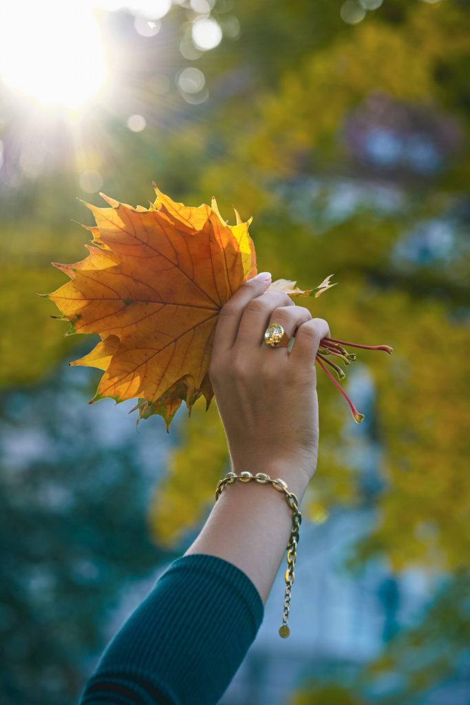 Na której ręce nosi się pierścionek zaręczynowy w Anglii